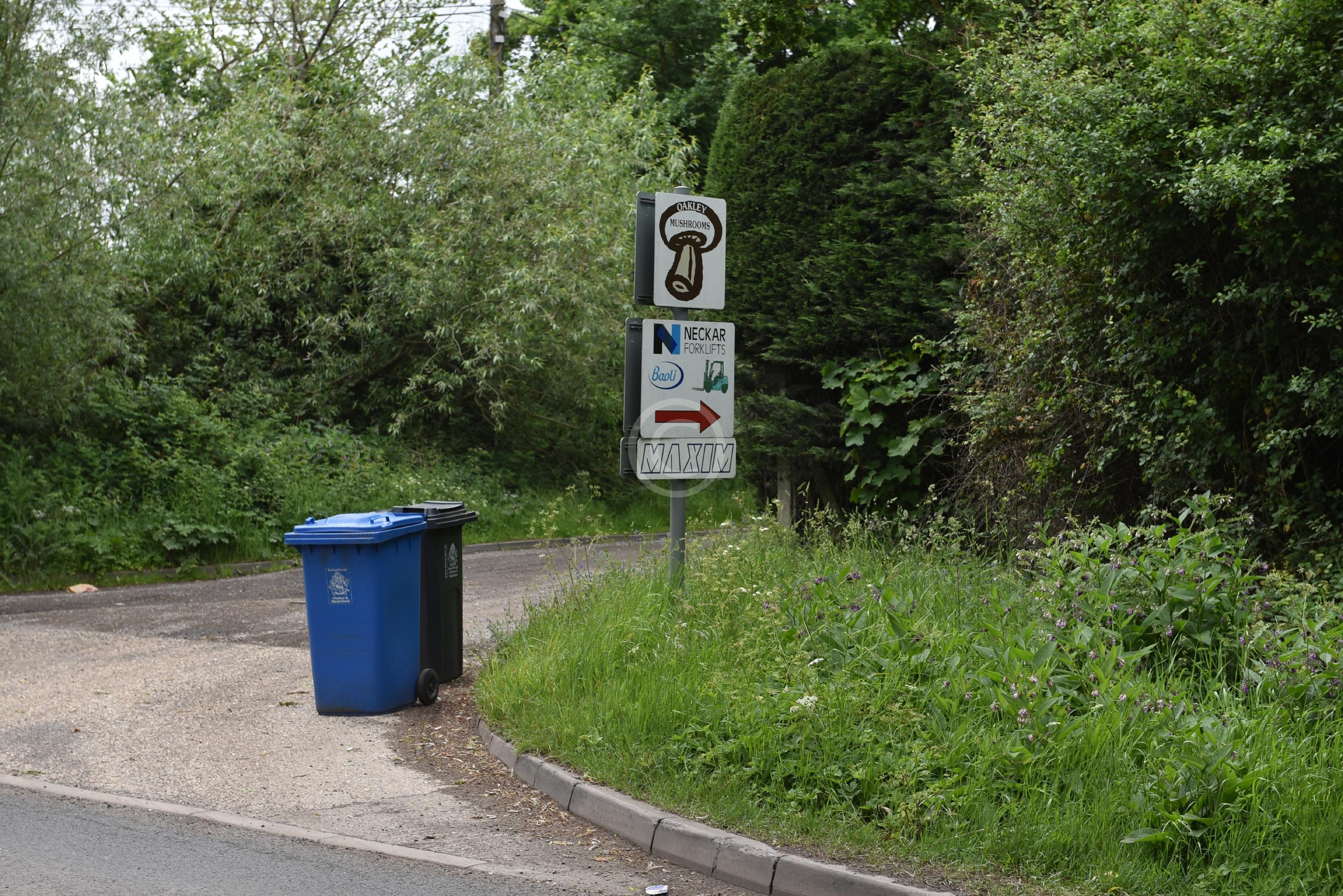 OAKLEY GREEN 134514 Photo 1 of 4 Baylis Media Photos