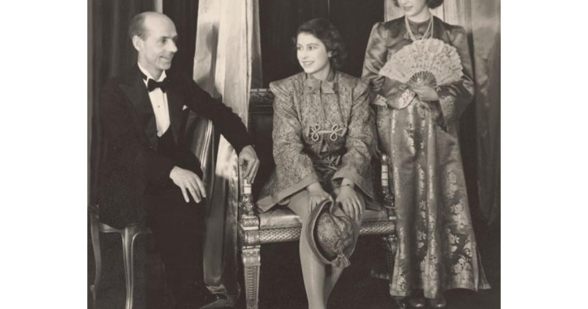 Costumes worn by the Queen and Princess Margaret to go on Christmas(02)