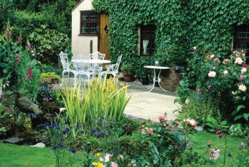 How to make a small garden feel bigger