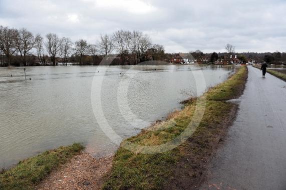 Updated flooding pictures in Cookham. Cookham Causeway/moor