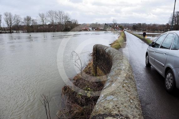 Updated flooding pictures in Cookham. Cookham Causeway/moor