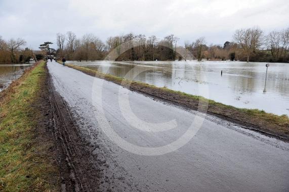 Updated flooding pictures in Cookham. Cookham Causeway/moor