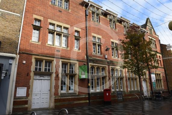 Maidenhead High St, Empty Shops inc Former Post Office and soon to close Boville Art shop.