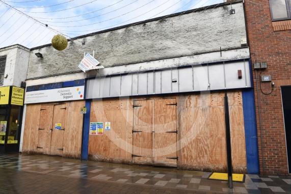 Maidenhead High St, Empty Shops inc Former Post Office and soon to close Boville Art shop.