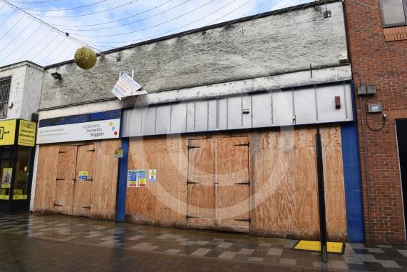 Maidenhead High St, Empty Shops inc Former Post Office and soon to close Boville Art shop.