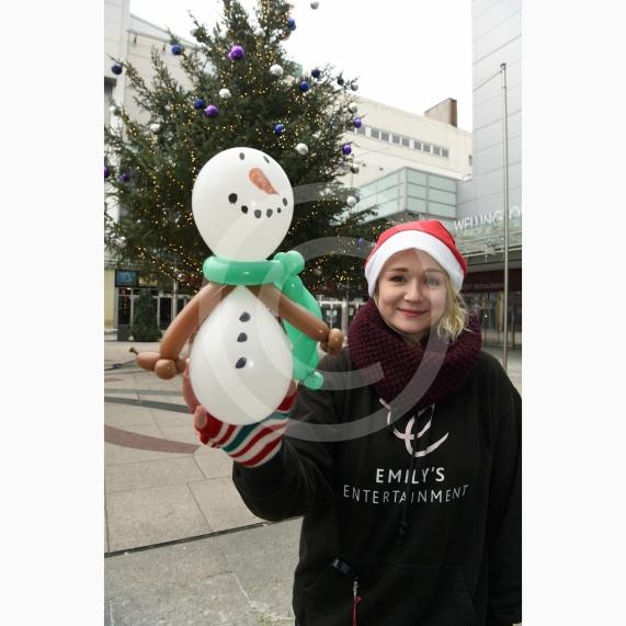 Emily Loomes from Emily's Entertainment made balloon snowmen.Slough Borough Council&rsquo;s Festive Fun event.Slough Town Square and Slough High Street.