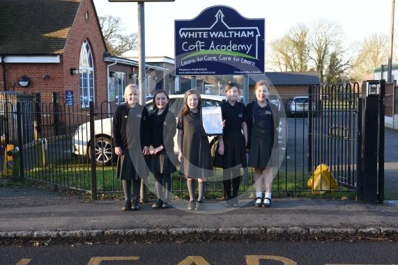 White Waltham CofE Academy, Waltham Road, White Waltham. Year 4 Jessamine Werner 9yrs outside the school. Jessamine has started a petition which her school mates have all signed – for cars to slow down outside the school. L-R Orla Reeves 8, Evie Porter 8, Jessamine Werner 9, Niamh Gregory 9, Daisy Freebody 8