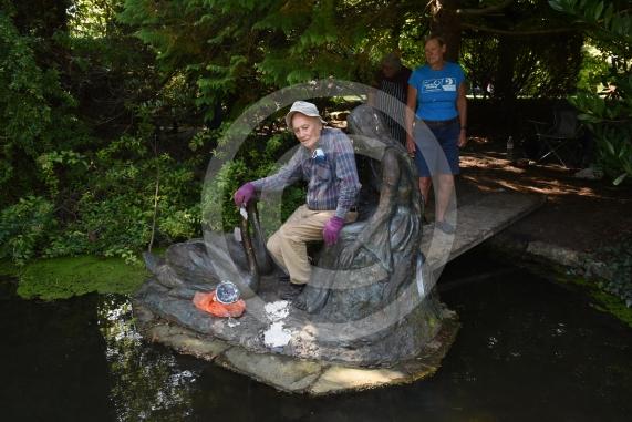 Maidenhead artist Eunice Goodman is at Ray Mill Island, Boulters Lock, Maidenhead to clean her statue – Swan MaidenEunice Goodman with her husband, Charles and Olympic GB rower Karon Phillips