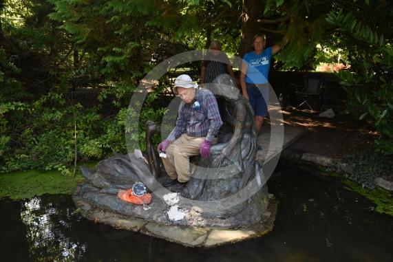 Maidenhead artist Eunice Goodman is at Ray Mill Island, Boulters Lock, Maidenhead to clean her statue – Swan MaidenEunice Goodman with her husband, Charles and Olympic GB rower Karon Phillips