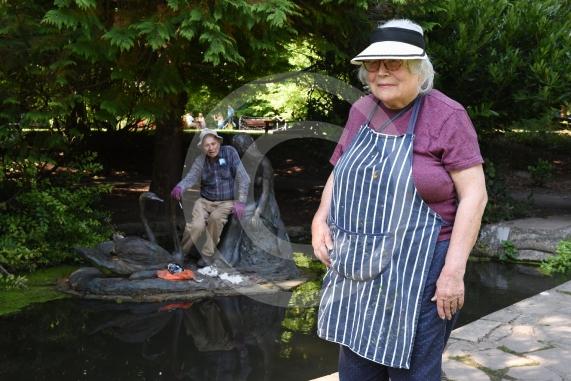 Maidenhead artist Eunice Goodman is at Ray Mill Island, Boulters Lock, Maidenhead to clean her statue – Swan MaidenEunice Goodman with her husband, Charles and Olympic GB rower Karon Phillips