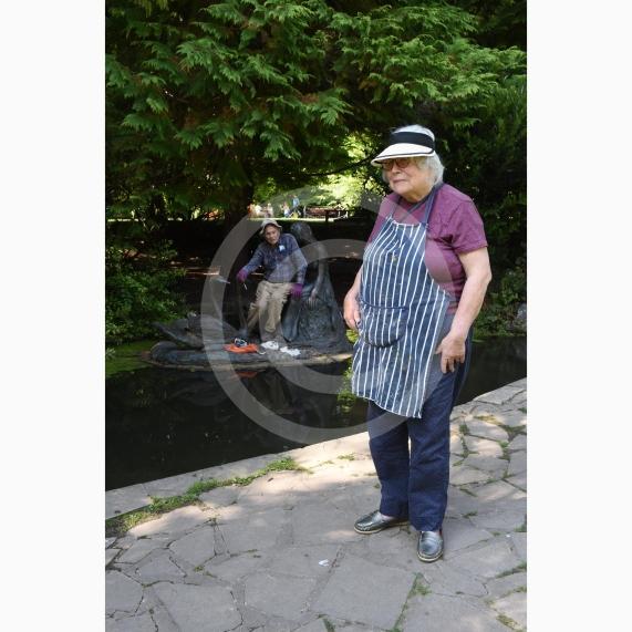 Maidenhead artist Eunice Goodman is at Ray Mill Island, Boulters Lock, Maidenhead to clean her statue – Swan MaidenEunice Goodman with her husband, Charles and Olympic GB rower Karon Phillips