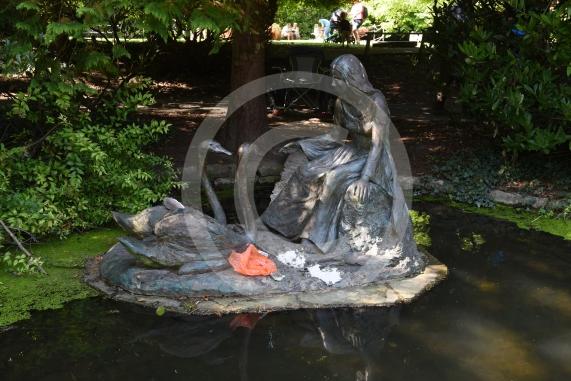 Maidenhead artist Eunice Goodman is at Ray Mill Island, Boulters Lock, Maidenhead to clean her statue – Swan MaidenEunice Goodman with her husband, Charles and Olympic GB rower Karon Phillips