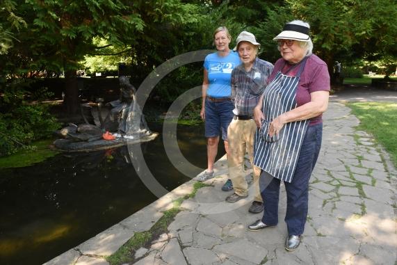 Maidenhead artist Eunice Goodman is at Ray Mill Island, Boulters Lock, Maidenhead to clean her statue – Swan MaidenEunice Goodman with her husband, Charles and Olympic GB rower Karon Phillips