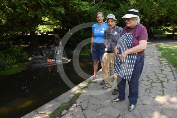 Maidenhead artist Eunice Goodman is at Ray Mill Island, Boulters Lock, Maidenhead to clean her statue – Swan MaidenEunice Goodman with her husband, Charles and Olympic GB rower Karon Phillips