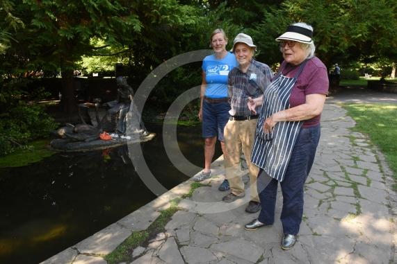 Maidenhead artist Eunice Goodman is at Ray Mill Island, Boulters Lock, Maidenhead to clean her statue – Swan MaidenEunice Goodman with her husband, Charles and Olympic GB rower Karon Phillips