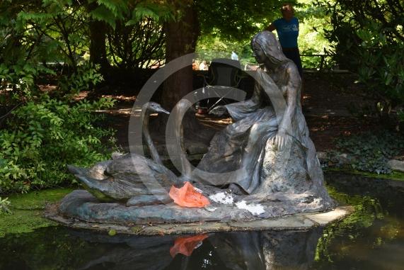 Maidenhead artist Eunice Goodman is at Ray Mill Island, Boulters Lock, Maidenhead to clean her statue – Swan MaidenEunice Goodman with her husband, Charles and Olympic GB rower Karon Phillips