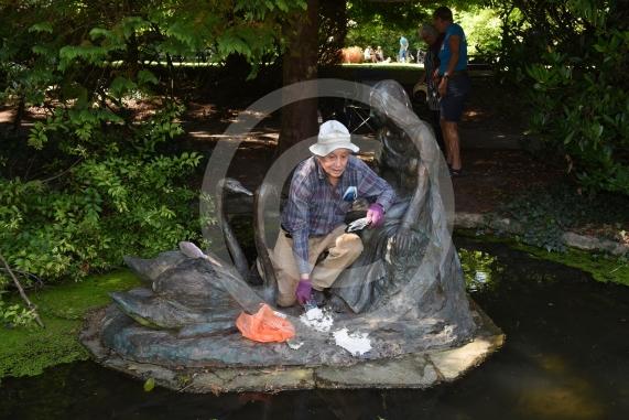 Maidenhead artist Eunice Goodman is at Ray Mill Island, Boulters Lock, Maidenhead to clean her statue – Swan MaidenEunice Goodman with her husband, Charles and Olympic GB rower Karon Phillips