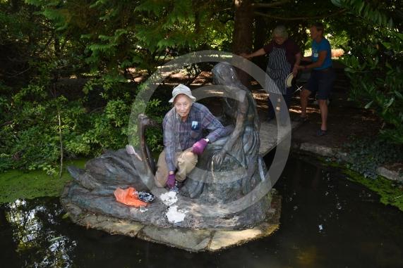 Maidenhead artist Eunice Goodman is at Ray Mill Island, Boulters Lock, Maidenhead to clean her statue – Swan MaidenEunice Goodman with her husband, Charles and Olympic GB rower Karon Phillips