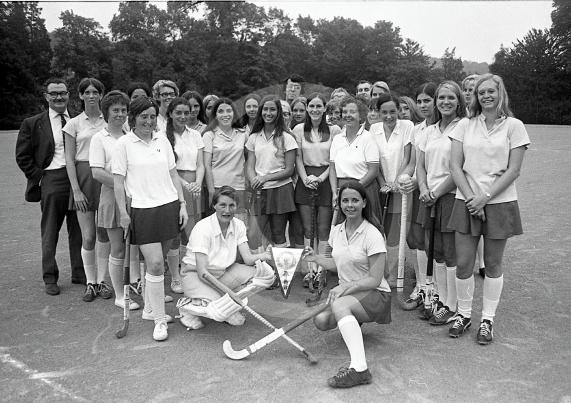 First tour defeat for US hockey girls (1971)