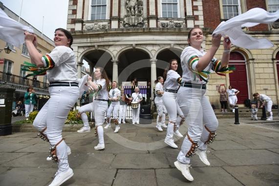 Windsor Guildhall, Windso.  Morris dancers performing on the streets of WindsorWindsor Morris, a female team of dancers founded in 1974.