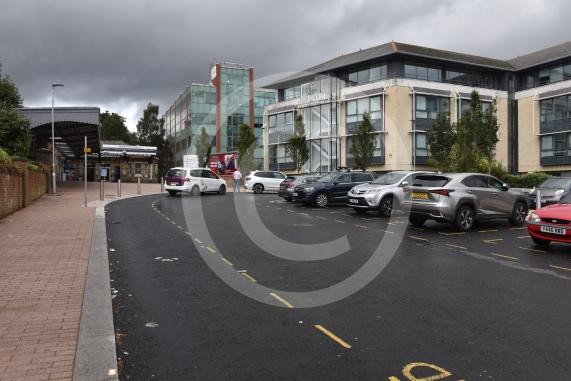 Maidenhead Station forecourt. People complaining that there is no way to pick up/drop people off.