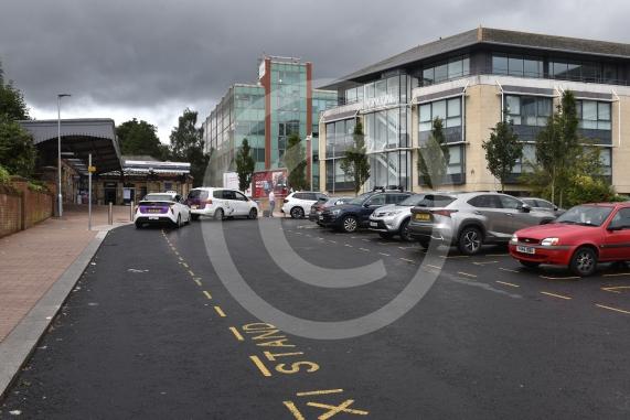 Maidenhead Station forecourt. People complaining that there is no way to pick up/drop people off.