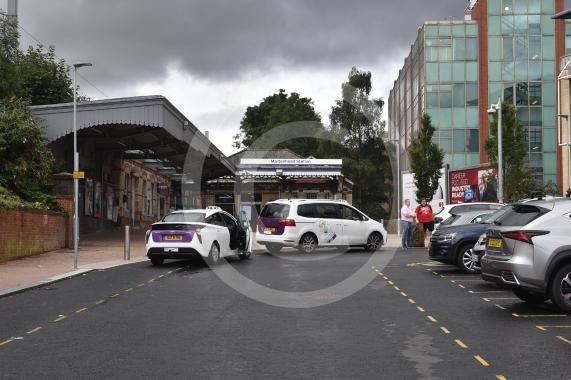 Maidenhead Station forecourt. People complaining that there is no way to pick up/drop people off.