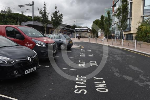 Maidenhead Station forecourt. People complaining that there is no way to pick up/drop people off.