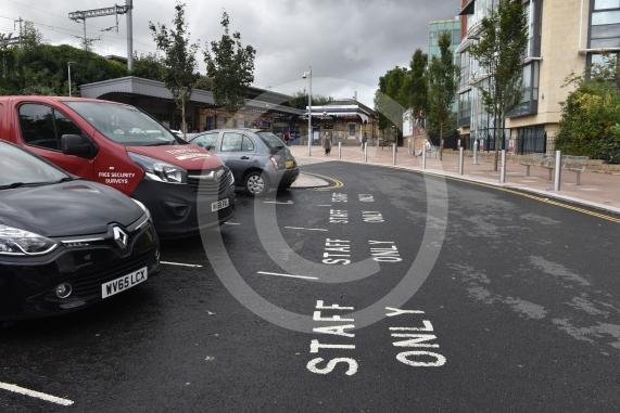 Maidenhead Station forecourt. People complaining that there is no way to pick up/drop people off.