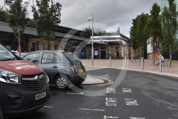 Maidenhead Station forecourt. People complaining that there is no way to pick up/drop people off.