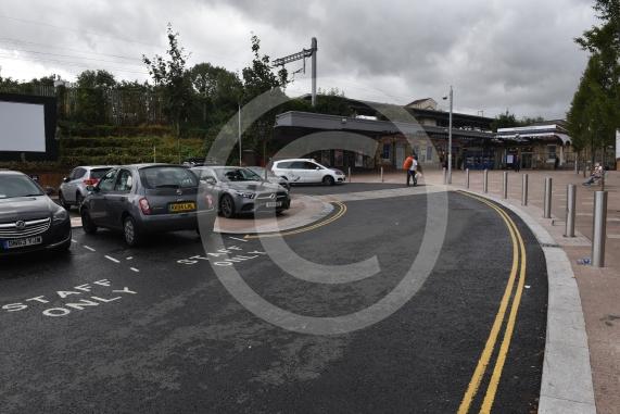 Maidenhead Station forecourt. People complaining that there is no way to pick up/drop people off.