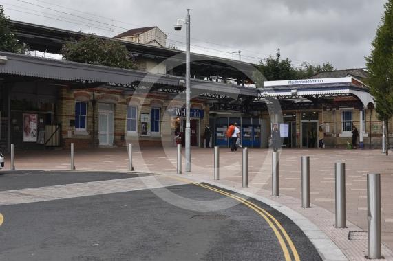 Maidenhead Station forecourt. People complaining that there is no way to pick up/drop people off.