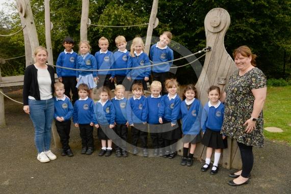 LtoR Teaching Assistant Miss Ceri Arthur and Class Teacher Mrs Ruth Theaker.Knowl Hill CE Primary School, Bath Road, Knowl Hill.