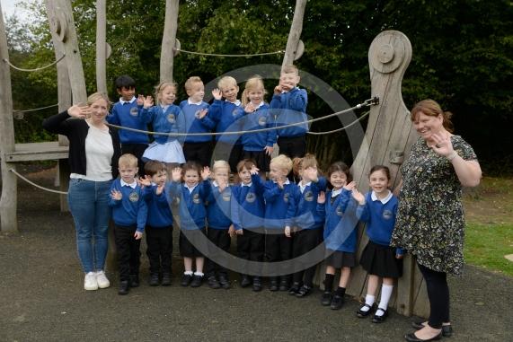 LtoR Teaching Assistant Miss Ceri Arthur and Class Teacher Mrs Ruth Theaker.Knowl Hill CE Primary School, Bath Road, Knowl Hill.
