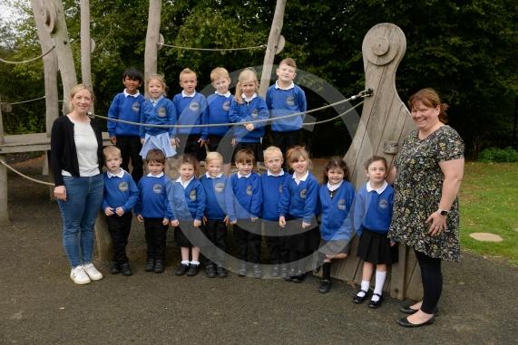 LtoR Teaching Assistant Miss Ceri Arthur and Class Teacher Mrs Ruth Theaker.Knowl Hill CE Primary School, Bath Road, Knowl Hill.