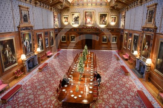 Windsor Castle Christmas display.In the Waterloo Chamber, the 160-foot-long dining table is laid with porcelain from the Garter Service, featuring a design inspired by the Garter star and the Order’s motto ‘Honi soit qui mal y pense.This year’s Christmas display at Windsor Castle celebrates the 675th anniversary of the Order of the Garter.