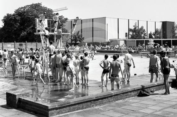 Open Air Swimming Pool, Maidenhead5.7.87