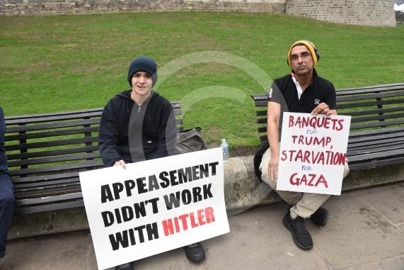 STATE VISIT TO WINDSOR OUTSIDE Windsor Castle - Anti-Trump Protestors and Pro-Trump Supporters
