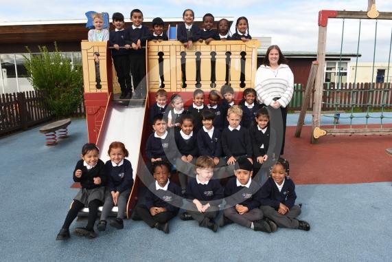 FIRST CLASS Cippenham School  Elmshott Lane  Cippenham  SL1 5RB 4 classes - SYCAMORE CLASS - Mrs Putman