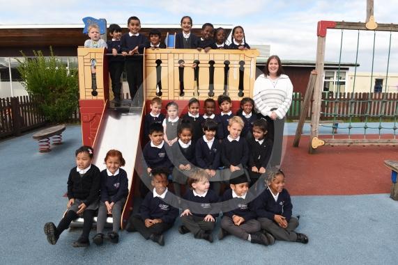 FIRST CLASS Cippenham School  Elmshott Lane  Cippenham  SL1 5RB 4 classes - SYCAMORE CLASS - Mrs Putman