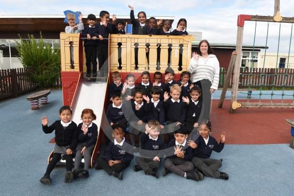 FIRST CLASS Cippenham School  Elmshott Lane  Cippenham  SL1 5RB 4 classes - SYCAMORE CLASS - Mrs Putman