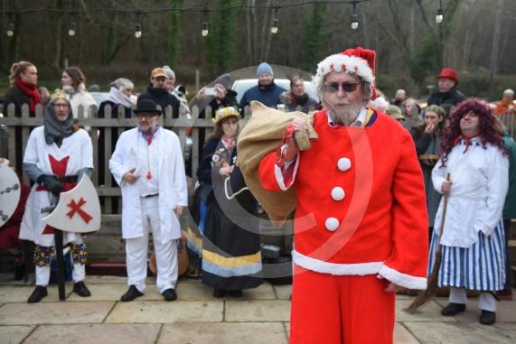 Mummers Play at the Dewdrop Inn in HurleyEllington Morris performing their traditional Mummers play on Boxing Day at two local pubs. The play features St.George and the Turkish fighting to the death and a Doctor and his wondrous horse then bringing the slain St.George back to life, assisted by Molly, Father Christmas, Jack Finney and Beelzebub. The side also collects donations for the Maidenhead Mencap Monday Club. 