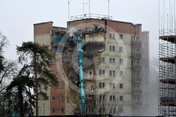 Sawyers Crescent, WindsorWork has started on demolishing the flats.First block of flats to be demolished. 