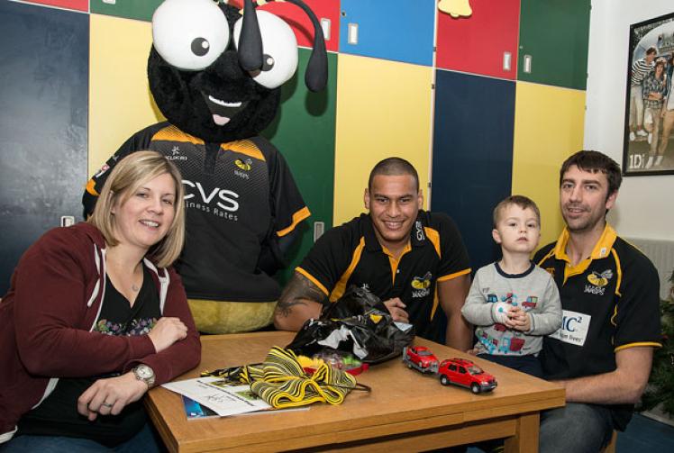Rugby heroes spread Christmas cheer at children's ward