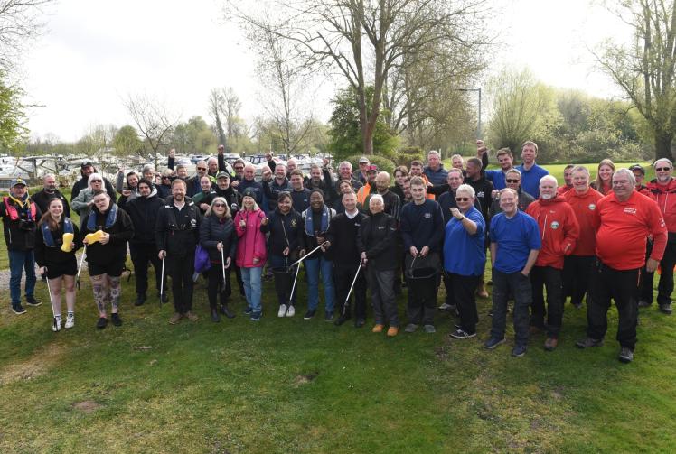 More than 60 volunteers take part in Thames Trade Clean-up Day at River Thames locks
