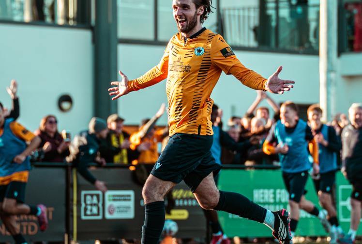 Goddard&rsquo;s stoppage-time stunner earns Slough dramatic point against Salisbury